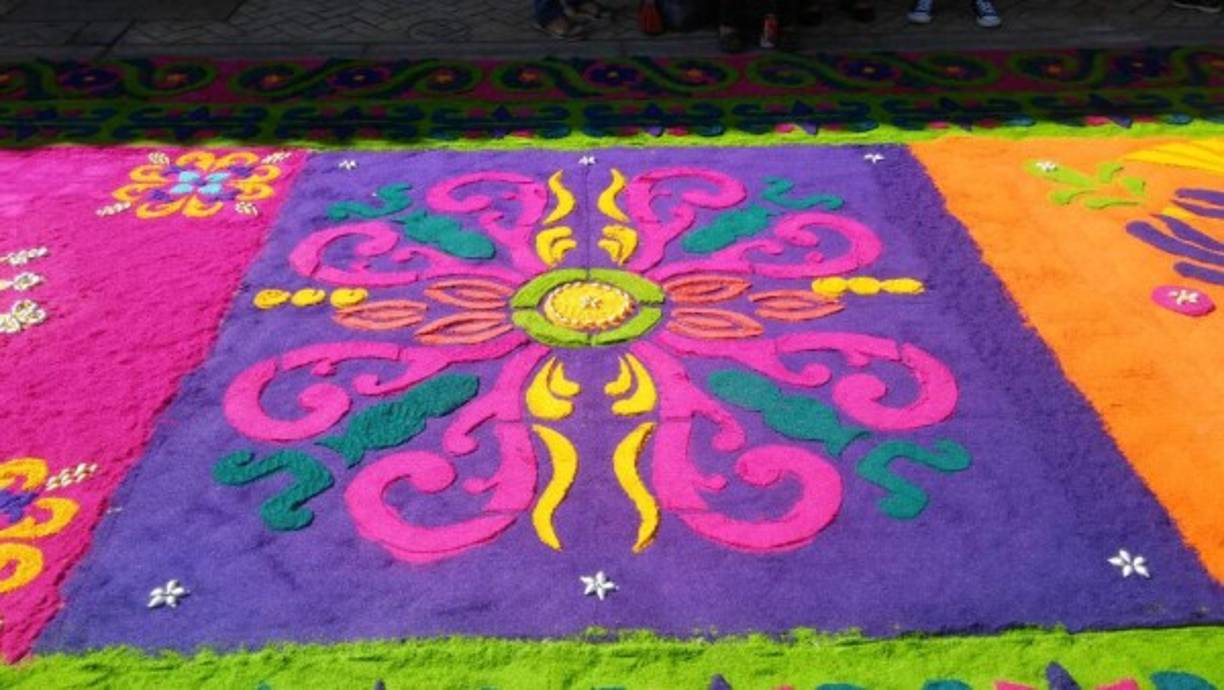 Una alfombra en la ciudad de Comayagua, zona central de Honduras, en el marco del Viernes Santo, el 25 de marzo de 2016, hecha por la creatividad de los pobladores de esa zona.