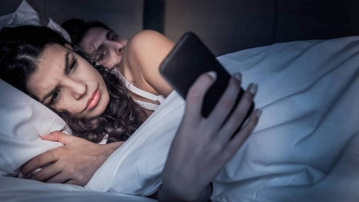 ¿Por qué pone en riesgo a los infieles? Porque cualquier persona que tenga acceso al teléfono podría abrir WhatsApp en una tablet o computadora y poder acceder a los chats del usuario.<br/><br/>