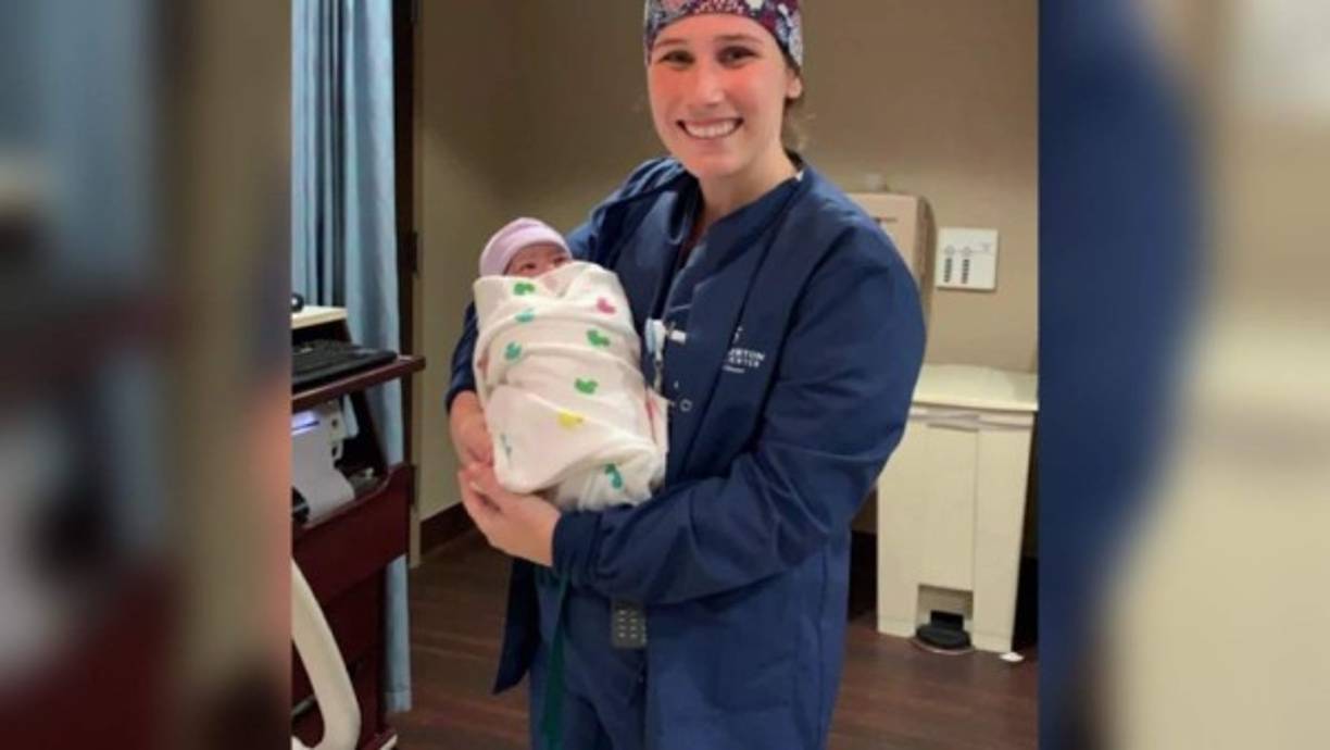 Una doctora de 28 años de edad murió en Houston, Texas, a causa de una hemorragia cerebral derivada del coronavirus tras infectarse del letal virus al tratar a pacientes en la sala de emergencias, informaron medios locales.