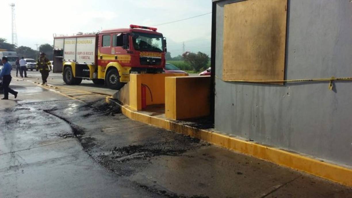 Rápidamente el Cuerpo de Bomberos de Honduras acudió para apagar las llamas.