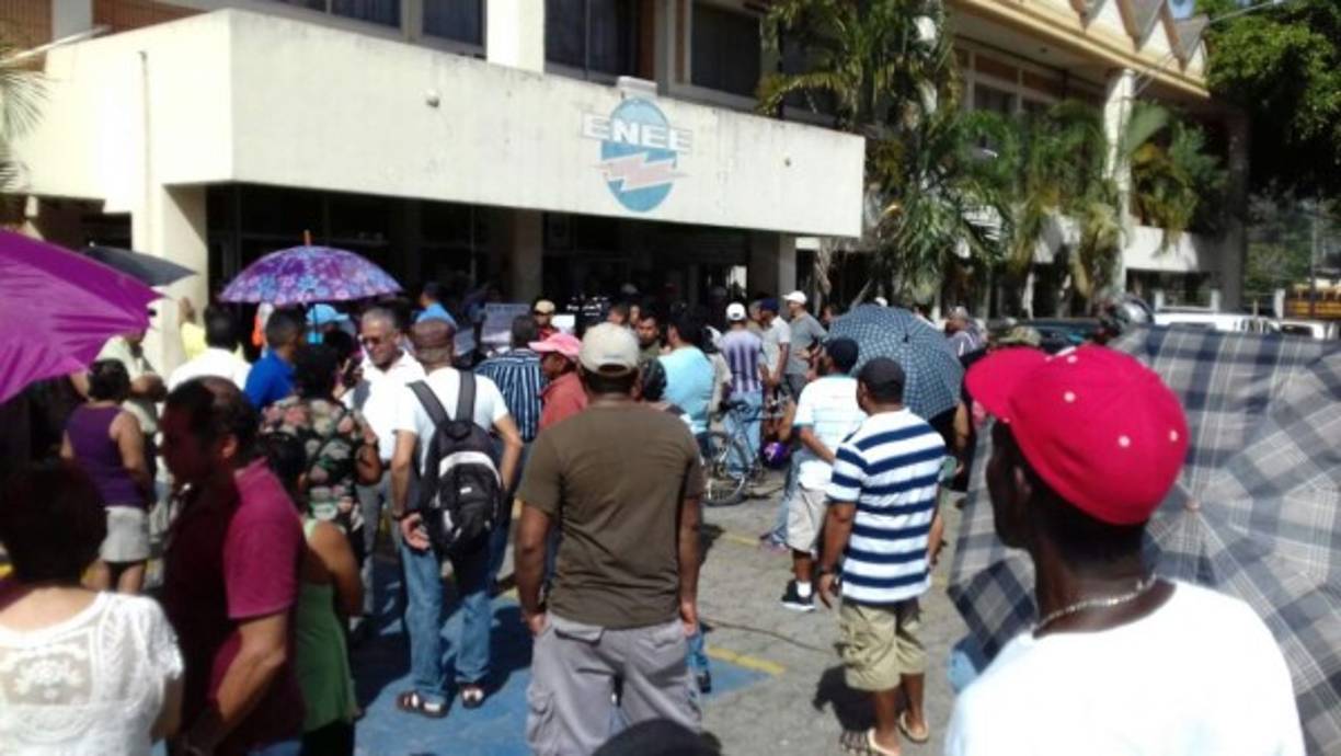 Algunos descargaron su enojo contra Miguel Aguilar, presidente del Sindicato de la Enee (Stenee) y otros criticaron al Gobierno.<br/>