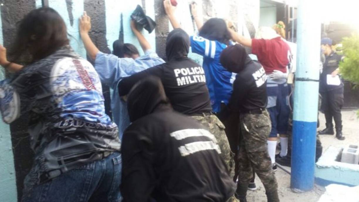 Previo a esta acción policial fue necesario hacer una revisión a las reclusas.