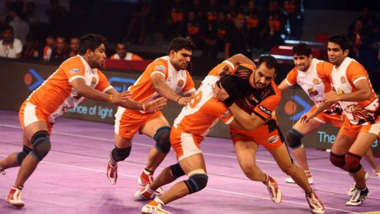 KABADDI<br/>Este original deporte viene de la India y tiene uno de los reglamentos más enrevesados de todos, pero en esencia se trata de invadir el campo del equipo rival y 'marcar' a uno de ellos para luego volver al campo propio mientras los otros miembros del equipo rival procuran derribar al atacante, quien por cierto debe efectuar su ataque conteniendo la respiración. ¿Complicado? No podríamos estar más de acuerdo. <br/>