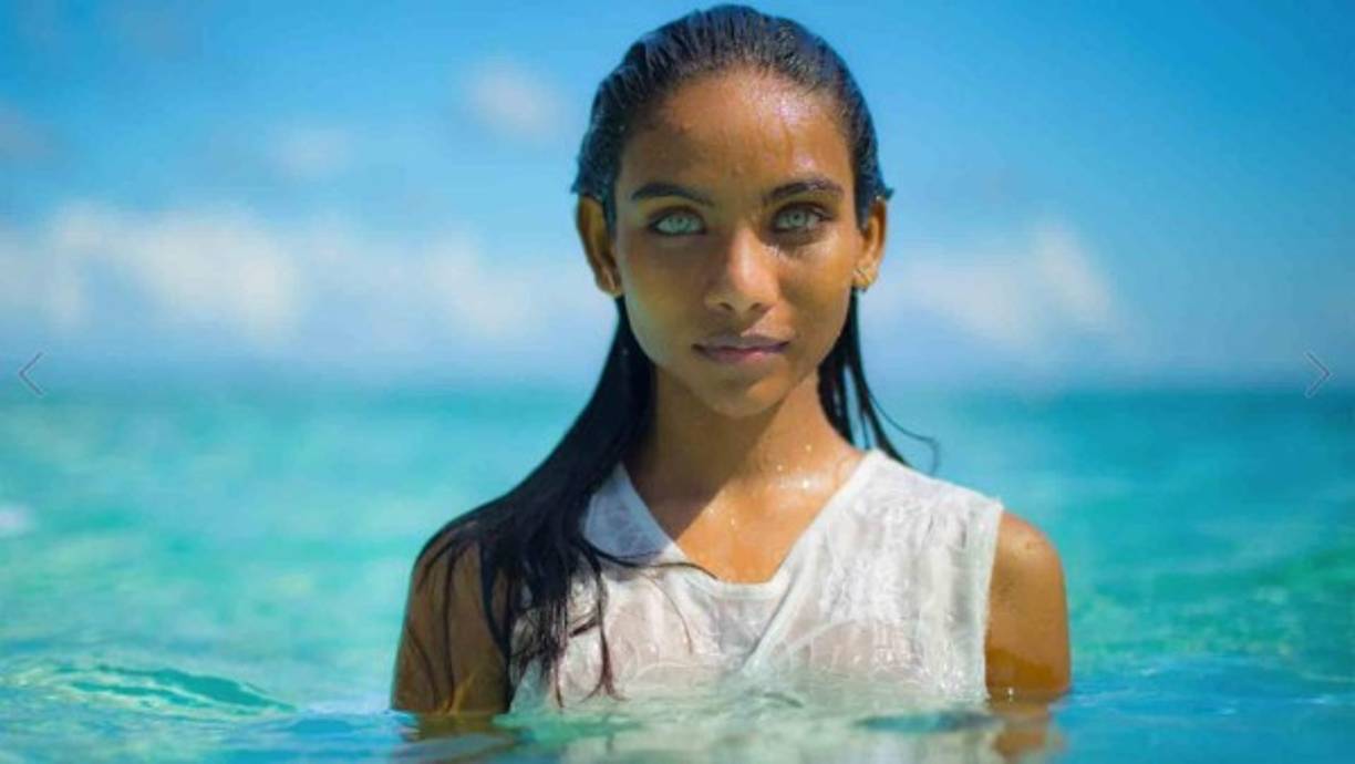 Las autoridades indias sospechan que la joven se suicidó, aunque hay opiniones divididas.