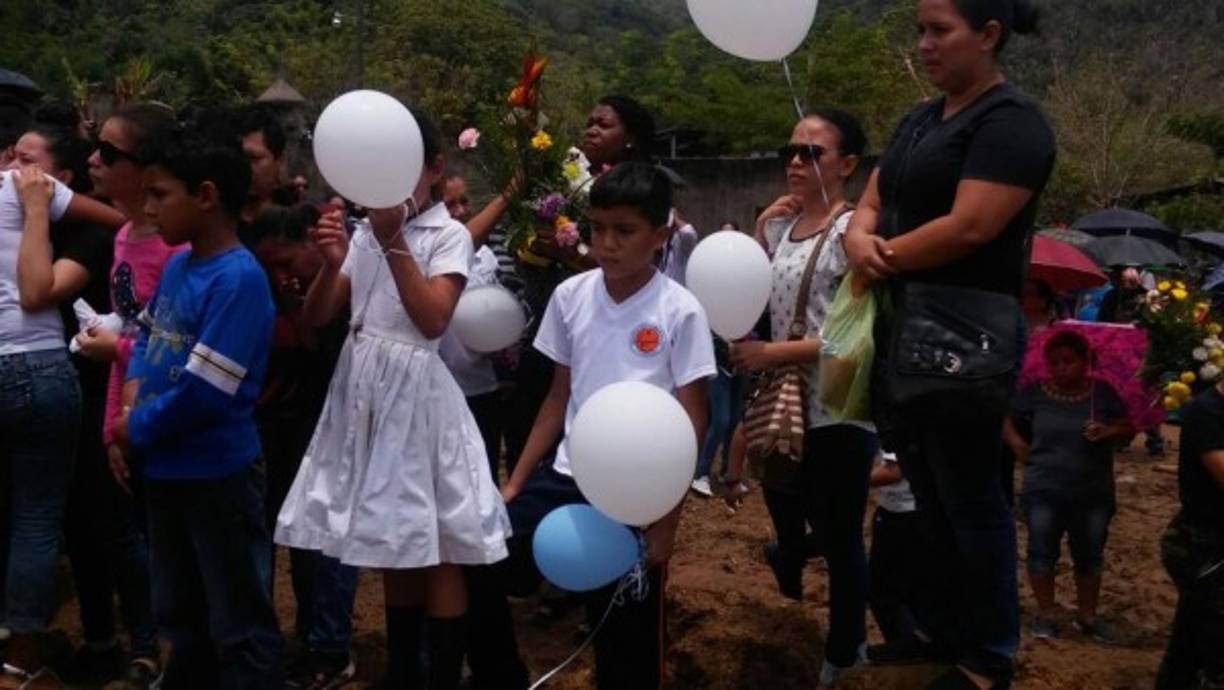 Los alumnos de la escuela Visitación Padilla, entre llanto e impotencia se despidieron de su apreciada maestra.