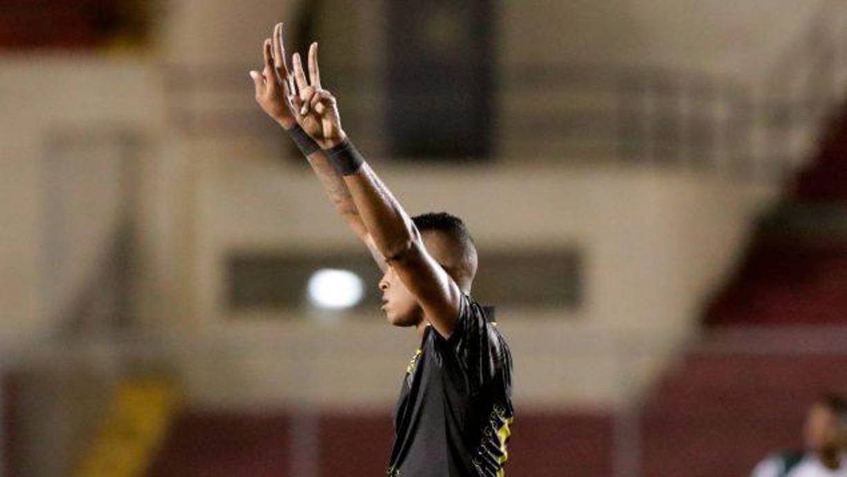 El ataque dejó un saldo de siete heridos que fueron de inmediato trasladados a un nosocomio cercano, donde posteriormente se dio a conocer la muerte de Hernández, informó el diario local “Crítica”.