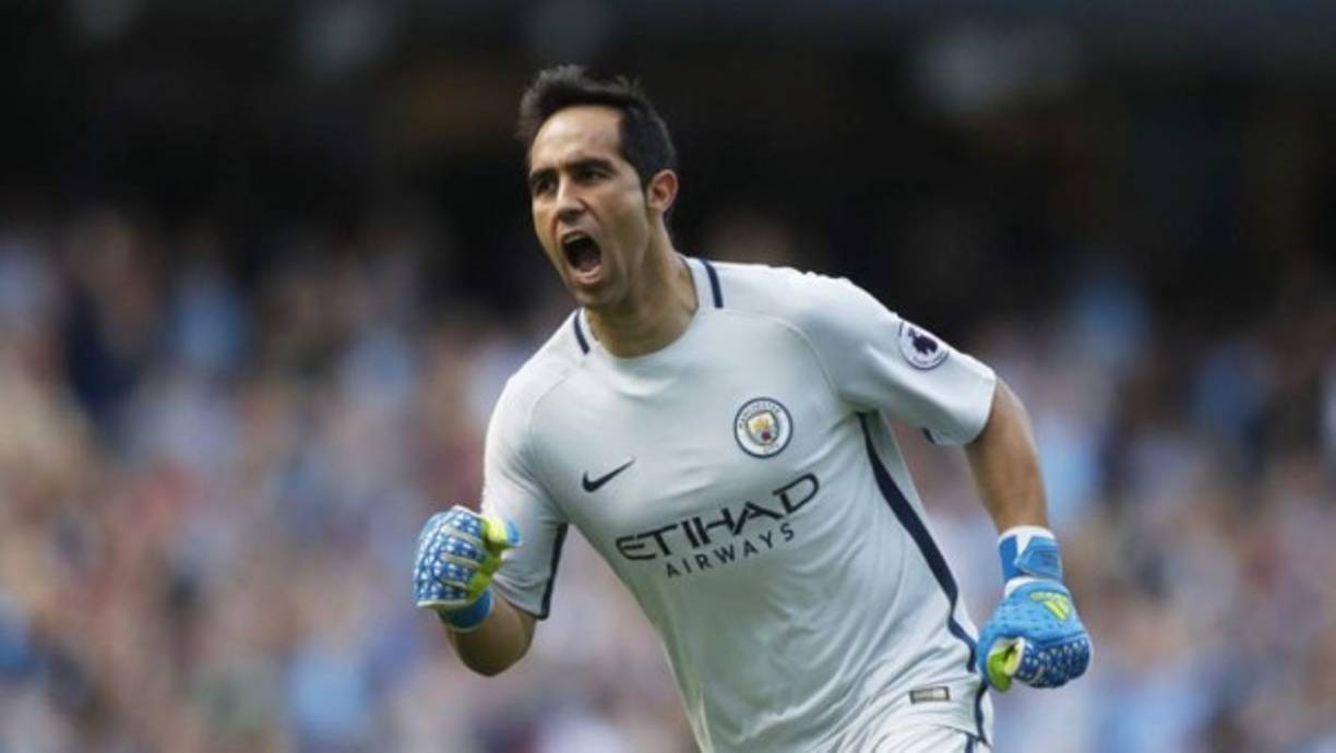 El portero del Manchester City, Claudio Bravo, parece que seguirá en el Ethiad Stadium. Ha asegurado que es 'totalmente falso que esté buscando irme a otro sitio porque no juegue. Nada de esto es verdad'. El chileno tiene contrato hasta 2020 y aunque ha perdido la confianza de Pep Guardiola es 'muy feliz'.