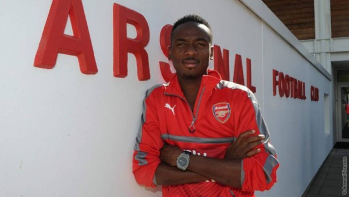 El mediocentro ofensivo de 18 años Kelechi Nwakali firma su primer contrato profesional con el Arsenal. El internacional con las categorías inferiores nigerianas llega procedente de la Diamond Football Academy, de Nigeria.