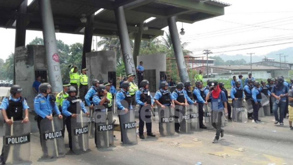 Elementos de la Policía Nacional se pusieron frente a la caseta de peaje ante la protesta de un grupo de estudiantes de secundaria.