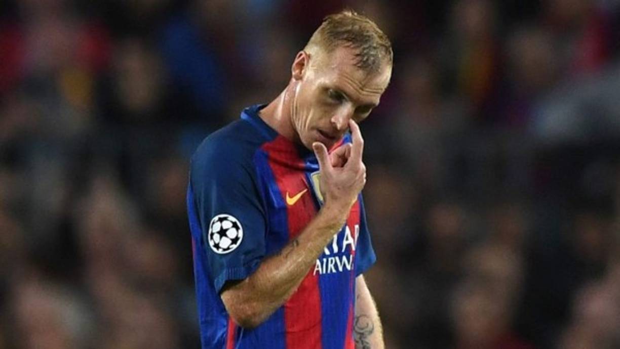 Jérémy Mathieu ha tomado la decisión de abandonar el FC Barcelona este verano. El defensa francés tiene todavía un año de contrato, pero tras apenas haber tenido protagonismo alguno en el equipo, cree que las cosas solo podrán ir a peor y que, por tanto, una retirada a tiempo es una victoria. Así, el galo solicitó a sus compañeros, durante el vuelo Madrid-Barcelona tras la final de Copa del Rey, que todos le firmasen un balón de recuerdo. Así lo desvela 'Mundo Deportivo', que da cuenta de que el jugador confesó a varios compañeros y miembros del staff técnico del club que su marcha es una decisión muy avanzada, y que incluso maneja dos ofertas para efectuar este cambio de aires.