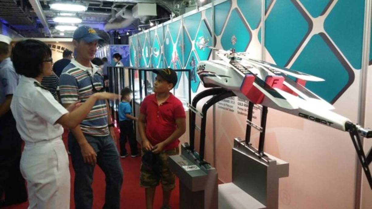 Los más jóvenes disfrutaron particularmente la exhibición tecnológica.