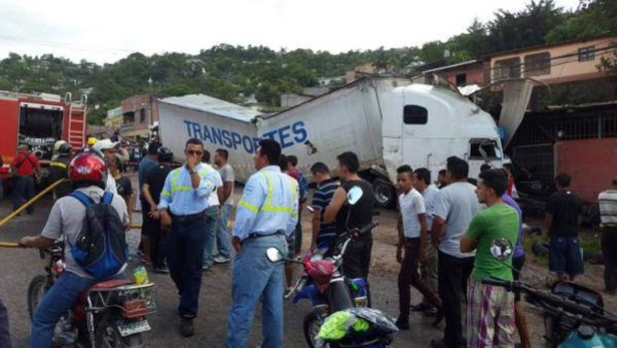 Centenares de personas llegaron al lugar en donde quedó el furgón.