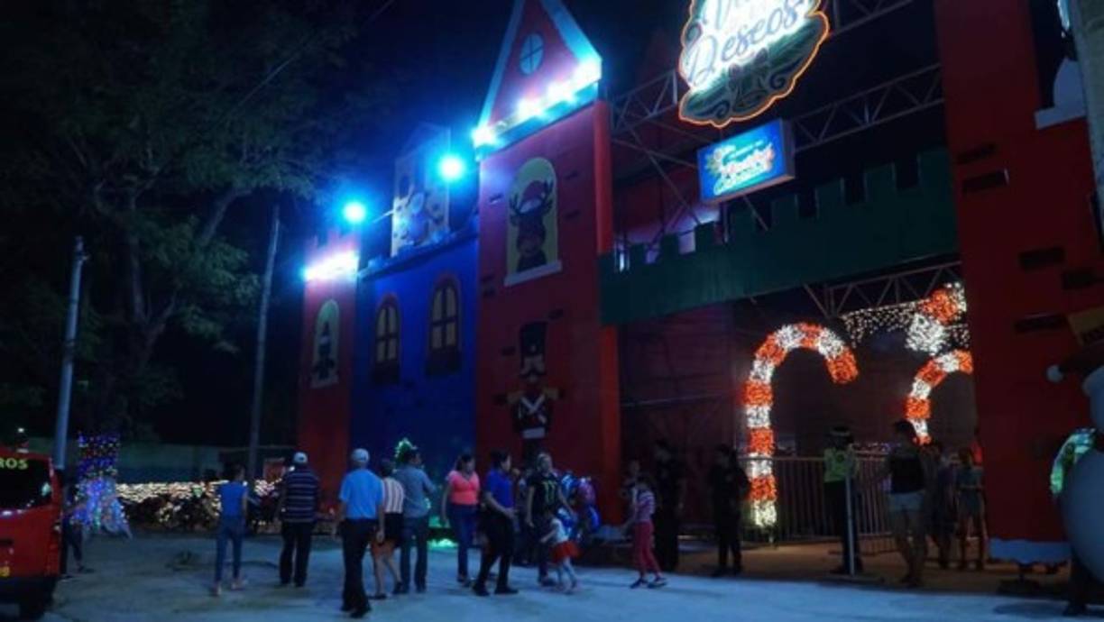 "La Villa de los Deseos ubicada en el predio que fuera del centro penal, es un lugar que atrae a miles de sampedranos por el colorido de las luces, los adornos y la comida típica de la temporada. "