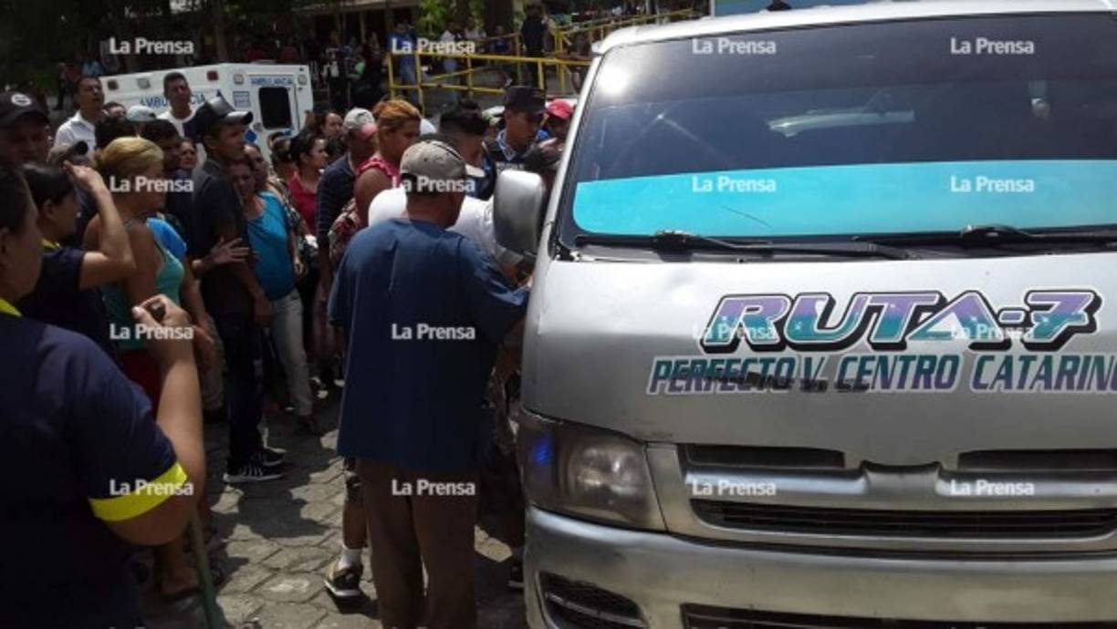 Los pasajeros trataron de auxiliar a la joven sin embargo llegó sin vida hasta el Hospital Mario Catarino Rivas.