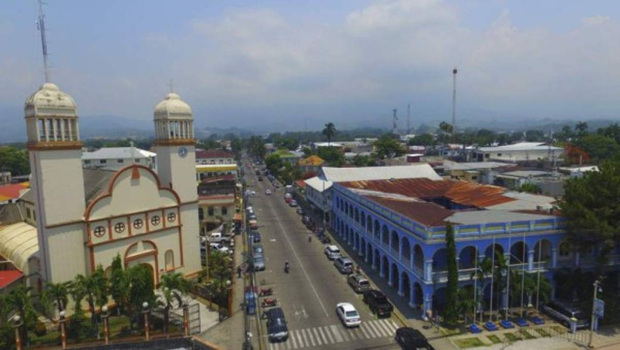 No se puede ir sin visitar el casco histórico de La Ceiba, recorrerlo es toda una experiencia inolvidable. Caminar por sus amplias calles y por su dinámica plaza central es relajarse y salir de la rutina.