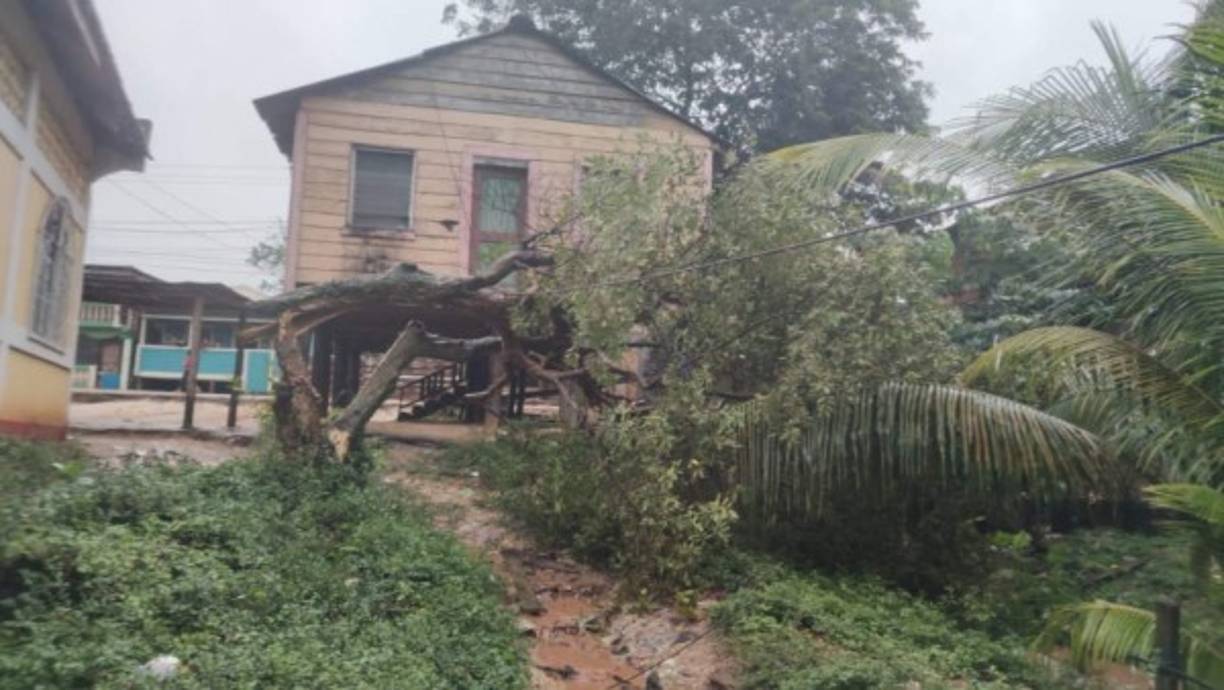 'Se esperan marejadas, vientos catastróficos, inundaciones repentinas y deslizamientos de tierra en partes de Centroamérica', indicó.