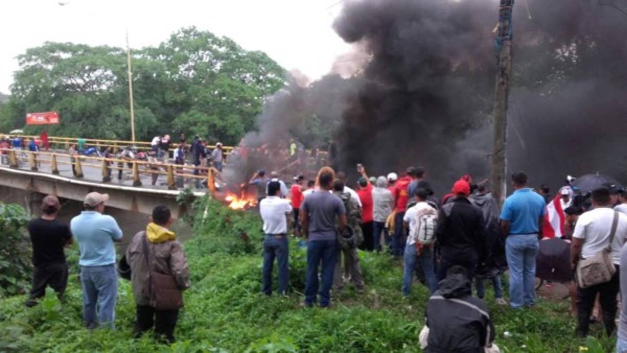 Activistas de la Alianza de Oposición se toman el un puente en Jutiapa, Atlántida.