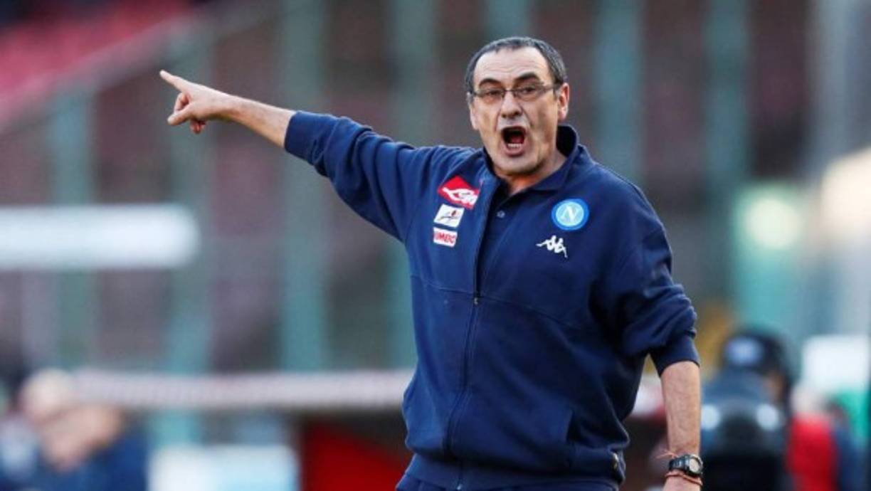 Maurizio Sarri podría dejar el Napoli y poner rumbo a la Premier League la próxima temporada, según el London Evening Standard. El técnico está en negociaciones para renovar con el club italiano, pero el acuerdo ya se está demorando en el tiempo.