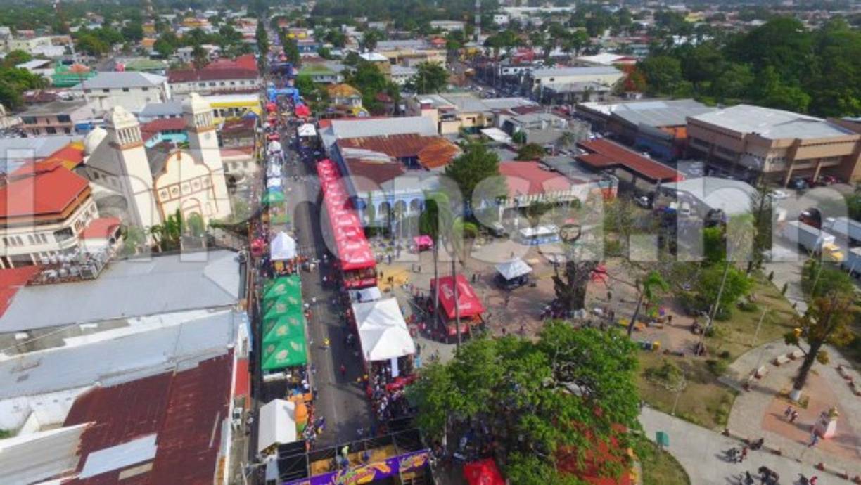 Desde tempranas horas centenares de personas llegaron a la avenida para disfrutar de este bonito espectáculo.