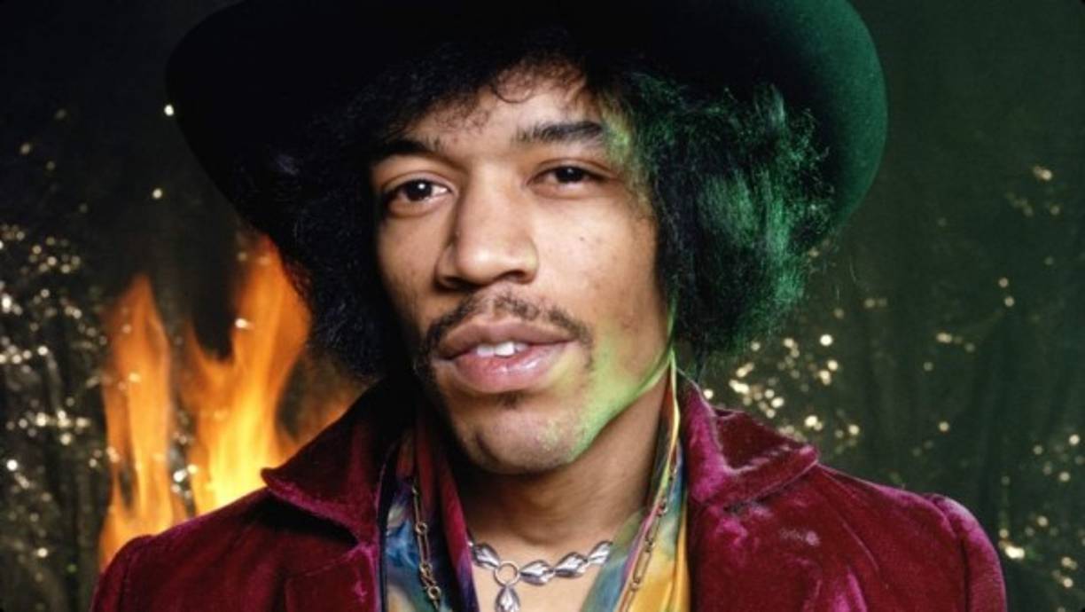 Jimi Hendrix: James Marshall Hendrix, mejor conocido como “Jimi” Hendrix, nacido en Seattle, Estados Unidos, el 27 de noviembre de 1942, es considerado el más grande guitarrista en la historia del rock and roll y el blues eléctrico. <br/><br/>Su virtuosismo era tal que la tocaba hasta con los dientes. La idea de Hendrix siempre fue la de crear texturas y sensaciones sonoras naturales, que fluyeran gracias al uso de nuevas técnicas con su guitarra, instrumento que, según los críticos, “formaba parte de su cuerpo”.<br/>