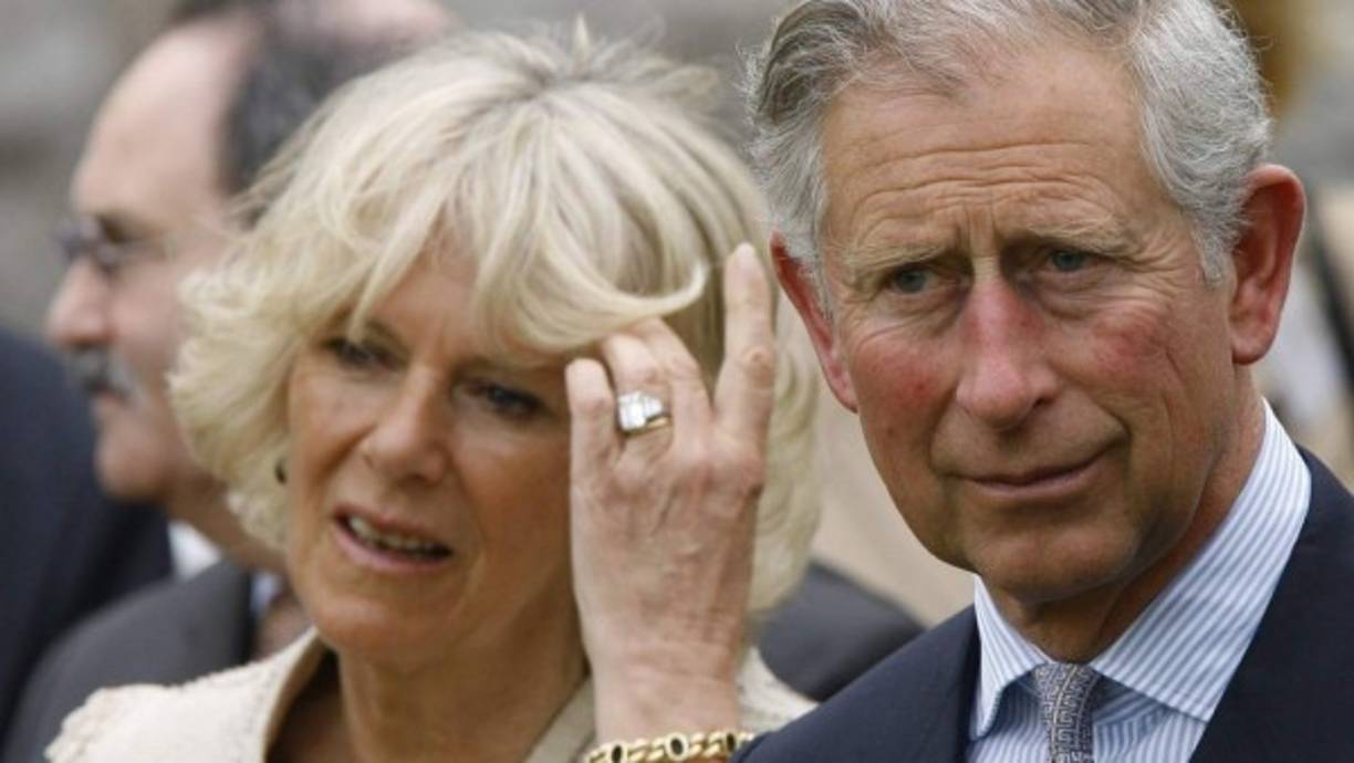 El heredero a la corona ideó entonces la “Operación PB”, a cargo de expertos en imagen y relaciones públicas, para dar una imagen positiva de su novia: “Quiero que la gente la vea como yo la veo, que vean a la maravillosa mujer que yo veo”, ordenó Carlos.<br/><br/>La misión duró ocho años y culminó con la boda de la pareja, en abril del 2005. El Príncipe al fin se casó con el amor de su vida; no haberlo hecho desde un principio inició el capítulo más amargo y escandaloso de la familia real. Hoy la pareja, que comparte el gusto por el polo, los caballos y la cacería, sigue unida.<br/>