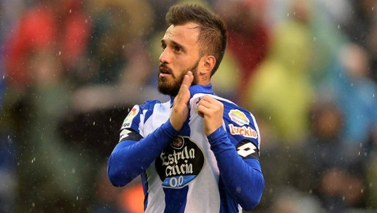 Emre Çolak: Mediocampista turco que ha sido anunciado como nuevo fichaje del Deportivo de la Coruña de la segunda división de España. Llega procedente del Al Wehda Club saudí.