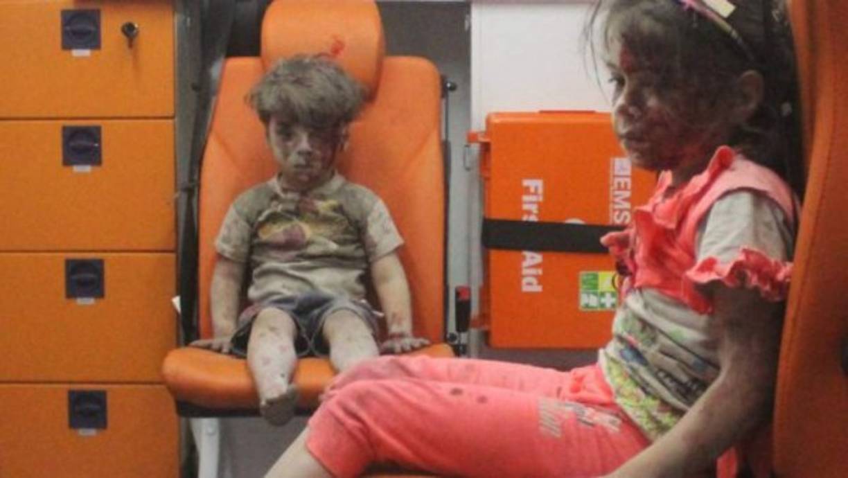 Las imágenes de este niño de cuatro años cubierto de sangre y polvo, sacado de los escombros tras un bombardeo en Alepo, han conmovido al mundo entero, y han invadido las redes sociales y los medios.