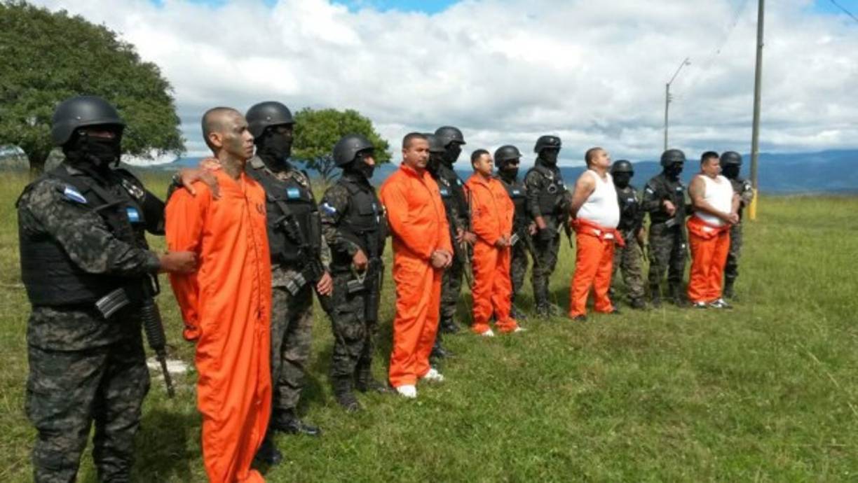 Abren cárcel El Pozo y envían a cabecillas de maras al aislamiento. En septiembre de este año fue habilitada la cárcel de máxima seguridad que se construyó en Ilama, Santa Bárbara. <br/>La prisión tiene capacidad para 88 reos de alta peligrosidad y 1,500 que sean de media o baja amenaza. Hasta la fecha, han trasladado a más de 50 convictos de alto riesgo, quienes, según las autoridades, seguían cometiendo delitos.<br/><br/>