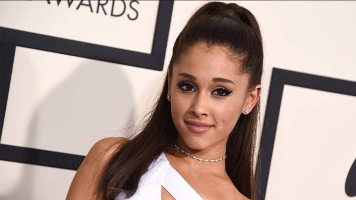 'LLORANDO @JoeBiden @KamalaHarris GRACIAS DIOS', dijo con alegría la cantante Ariana Grande, en sus redes sociales.