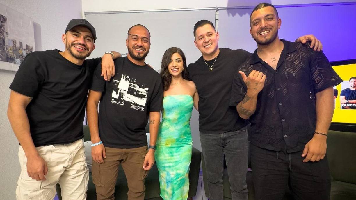 “¡Ella y yo no tenemos nada, no somos novios! Ambos estamos solteros, hubo un momento en el que hablamos del tema, pero quisimos no mencionarlo porque simplemente nos estábamos conociendo, nos caemos súper bien, la respeto mucho. Es una súper chava y sabemos que estamos largo y yo soy una persona que necesita afecto físico y al no tener una persona aquí conmigo para mí se torna muy difícil porque me gusta estar con la persona que me gusta”, dijo ante la causa por la cual no funcionaría una relación entre ellos.