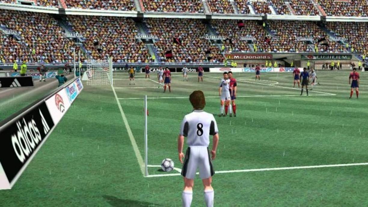 FIFA 2001 supuso una mejora con respecto a la edición del año previo con una jugabilidad más versátil y equipos reales que no estaban limitados a una disposición básica en el terreno de juego y añadió además muchos detalles. <br/>Quizá el hecho de que esta fuese la primera vez que el juego tuvo una versión para PlayStation tuvo mucho que ver.