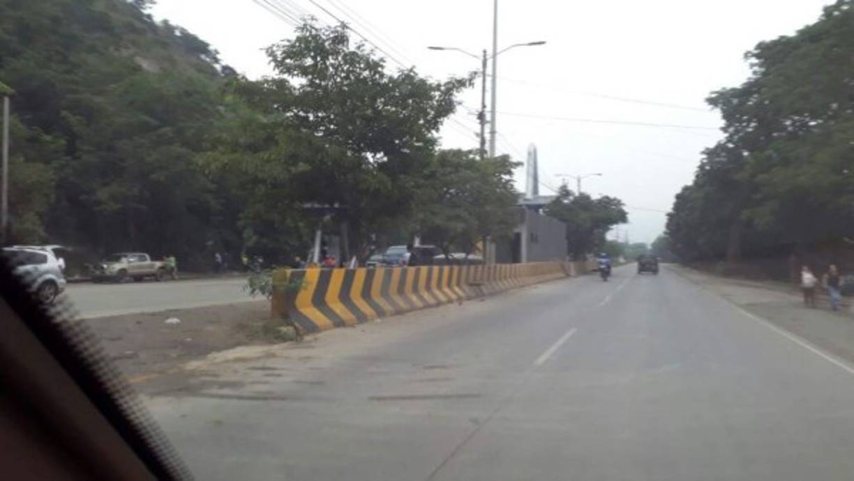 El paso estaba habilitado en el peaje del este en San Pedro Sula. Las instalaciones fueron quemadas.