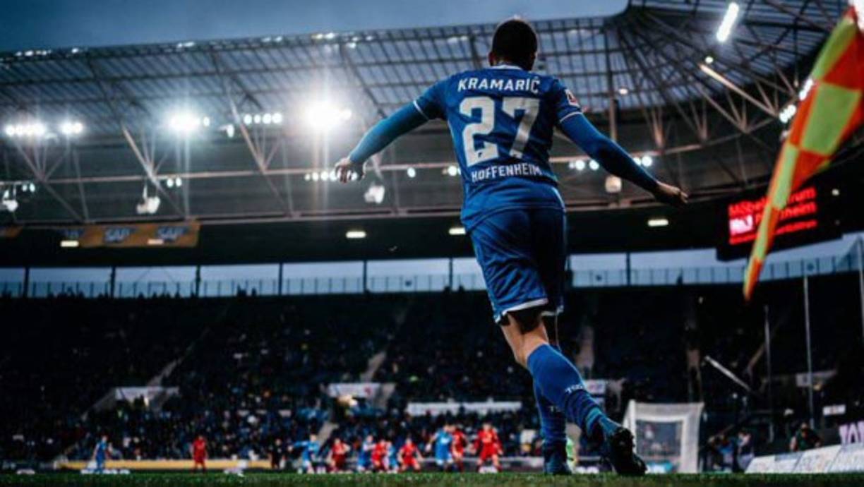 Una mujer, con un traje de protección en plena pandemia del coronavirus, llega con una maleta a tomar un tren, en la estación de tren de Beijing, el 27 de enero de 2021. (AP Foto/Andy Wong)