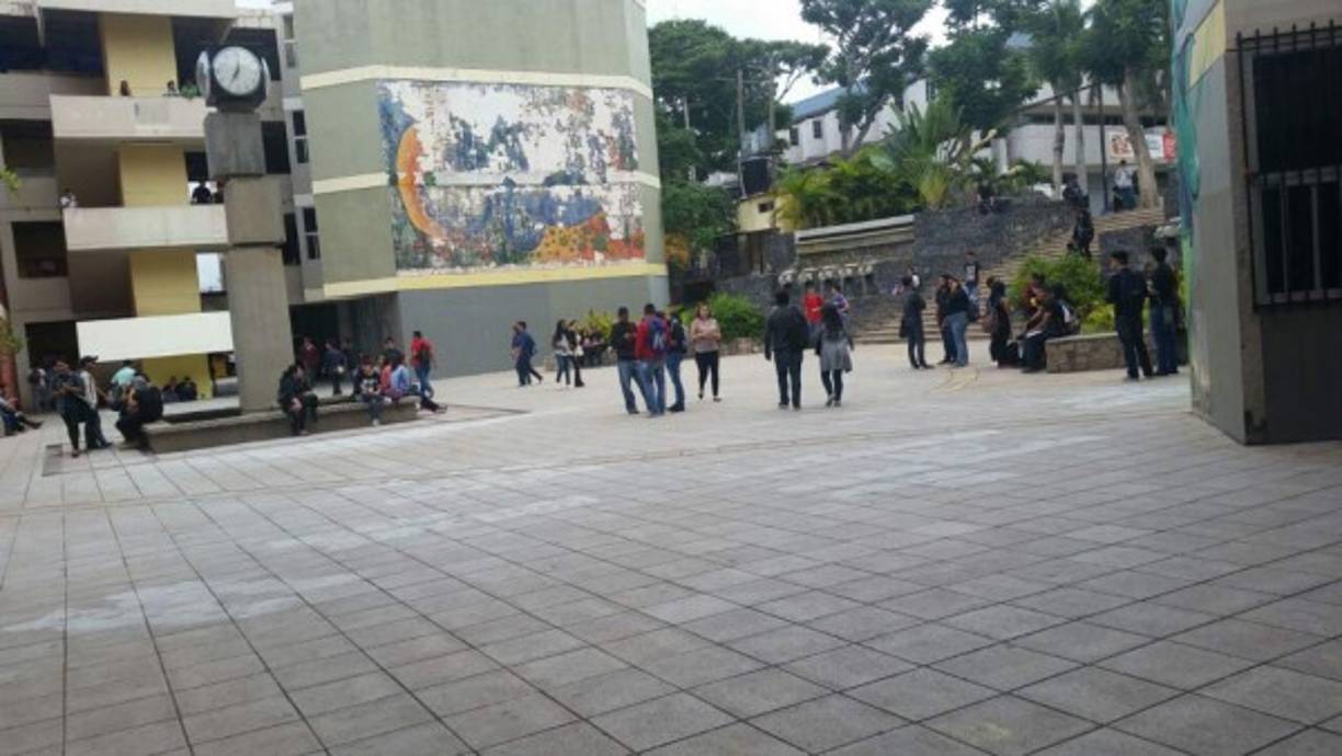 Los alumnos iniciaron el paro en demanda de la derogación de las normas que regulan las relaciones entre autoridades, docentes y alumnos, y redactar reglas nuevas en conjunto, además del retiro de demandas judiciales contra una docena de activistas del movimiento.