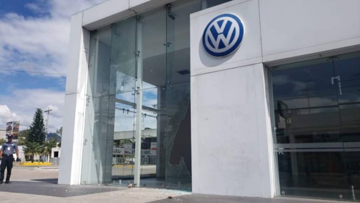 Muchas de las sucursales tuvieron que cerrar y tapar con láminas sus estructuras de vidrio para evitar mayores daños.