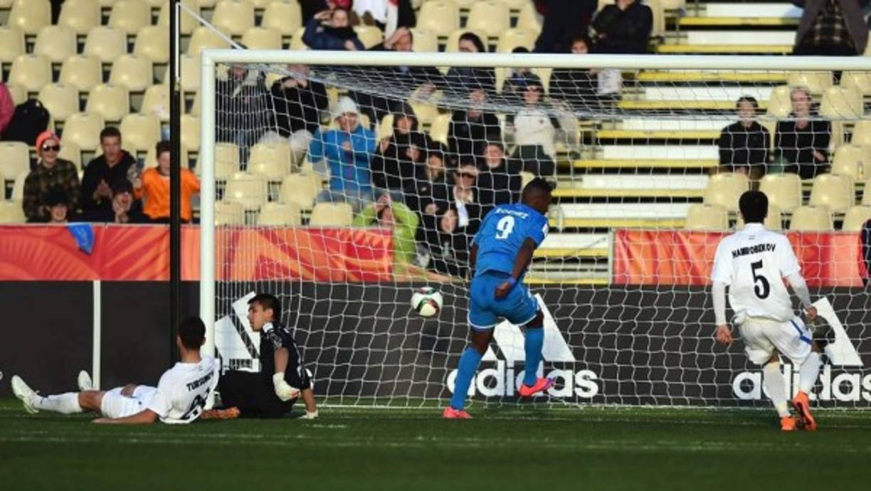 Bryan Róchez al momento de marcar su primer gol del partido y el segundo de Honduras.