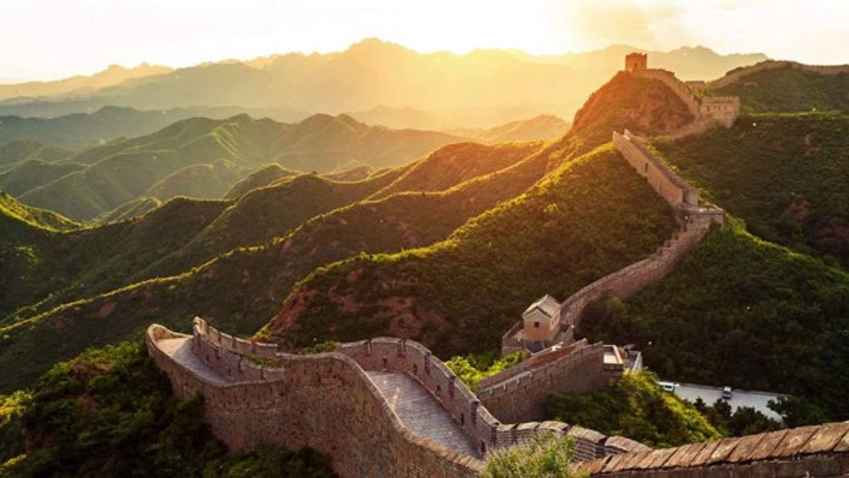 Recorrer a pie uno de los tramos más famosos de la Gran Muralla China.