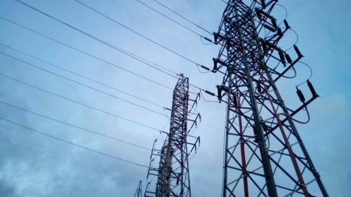 El futbolista brasileño sufrió una fuerte descarga eléctrica cuando se estrelló contra cables eléctricos.