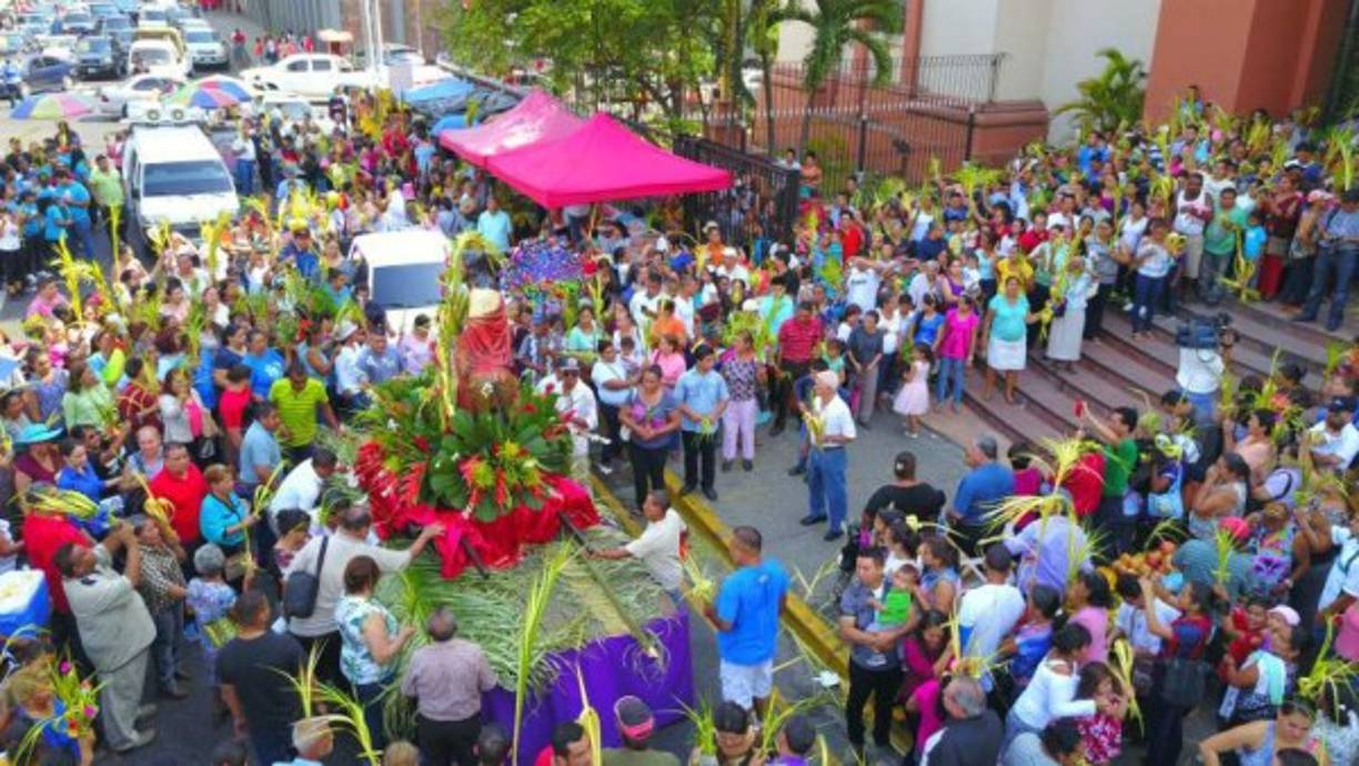 Con una multitudinaria procesión cientos de feligreses católicos conmemoran hoy el Domingo de Ramos, con el cual se da inicio a la Semana Santa en la que se Pasión, Muerte y Resurrección de Jesucristo.