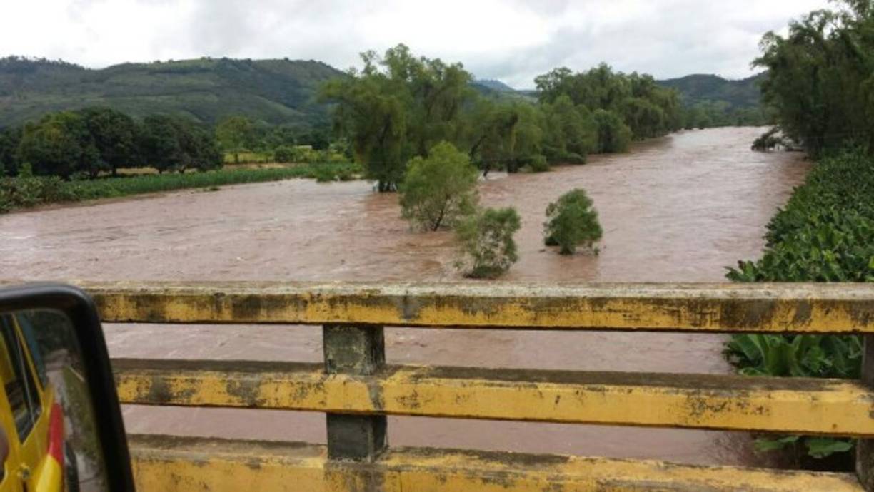 Debido al crecimiento de los afluentes, sobre todo los que alimentan al río Choluteca, el Comité de Alerta de Copeco, determinó el máximo nivel de alerta, alerta roja por 48 horas para el departamento de Choluteca. <br/>