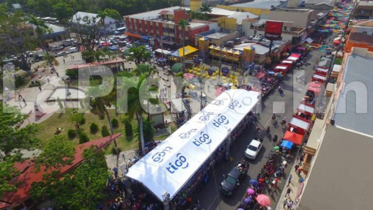 Una toma con el Dron de LA PRENSA muestra a caballos de pura sangre y a motorizados le ponen ambiente a la fiesta más alegre de toda Honduras.