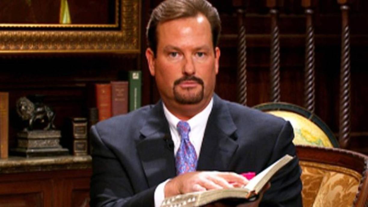 A principios de 2019, fue acusado de presentar declaraciones de impuestos falsas y evadir el pago de los mismos.