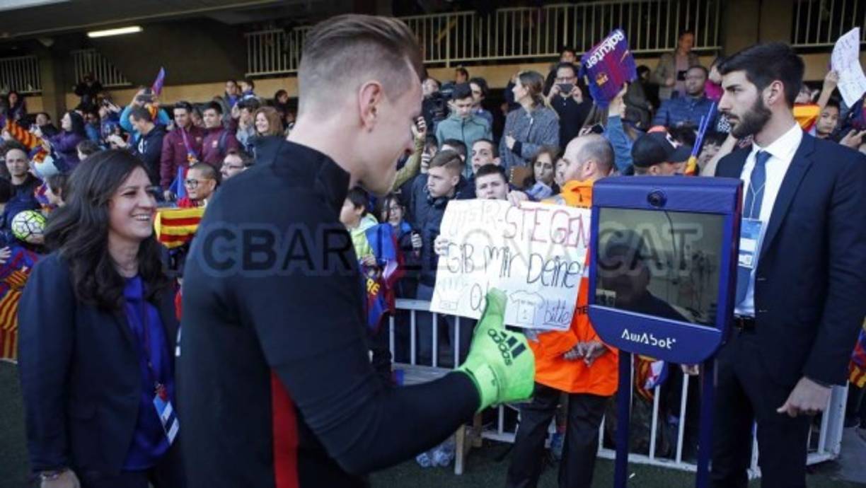 Gustavo Manzano siguió el entrenamiento del Barcelona por medio de un robot teledirigido que ha sido bautizado con el nombre de Pol. Ter Stegen saluda a Gustavo.
