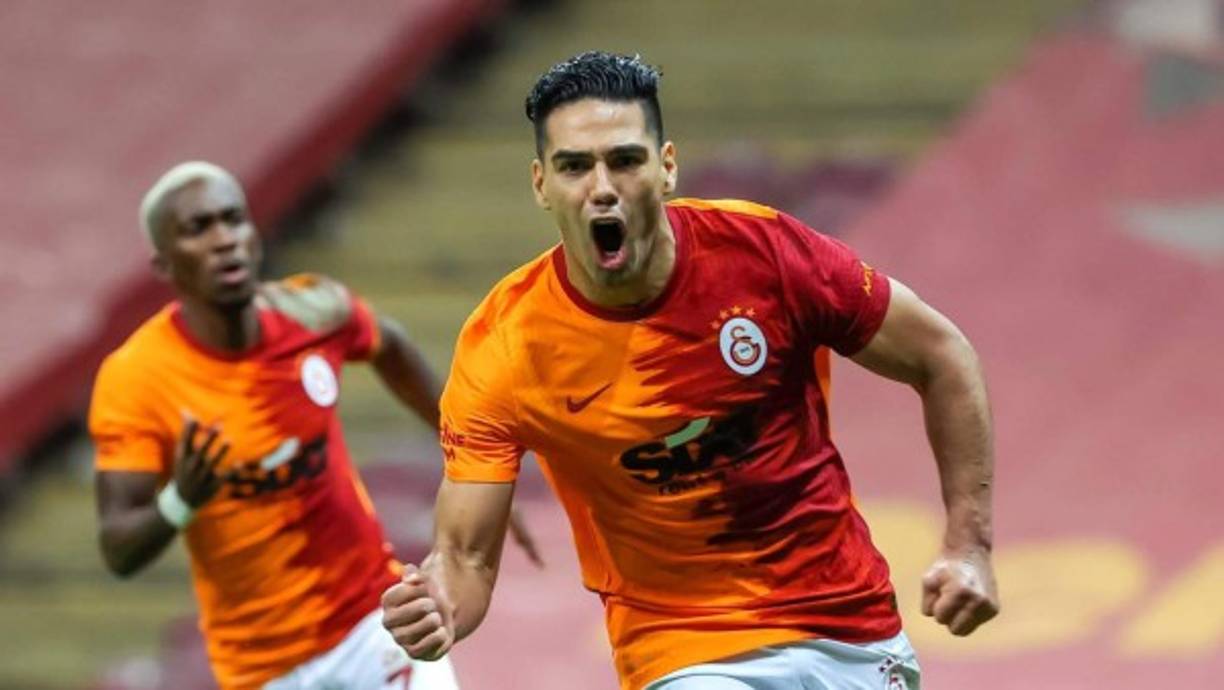 El presidente del Galatasaray está presionando a Radamel Falcao para que se marche en este mercado de fichajes, el último movimiento ha sido publicar lo que cobra por temporada para dejar claro que al club le urge desprenderse de él. El delantero colombiana gana 9.5 millones de dólares al año.