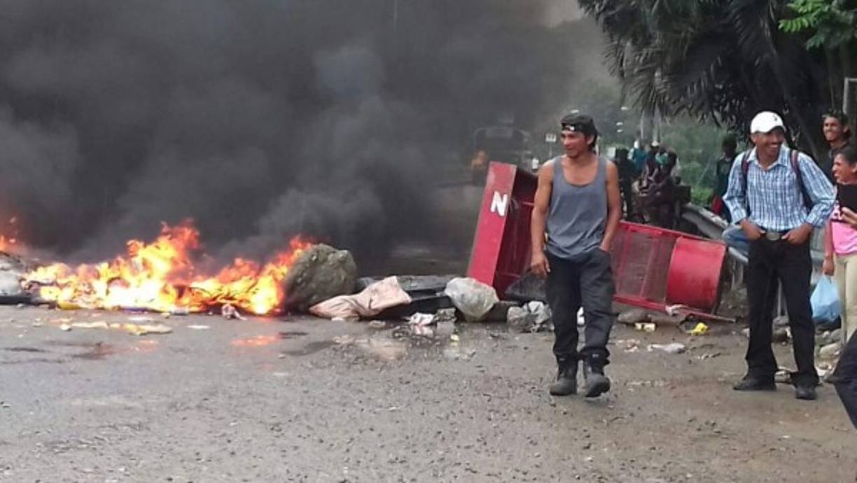 Manifestantes quemaron llantas para bloquear el puente Danto en La Ceiba, Atlántida.