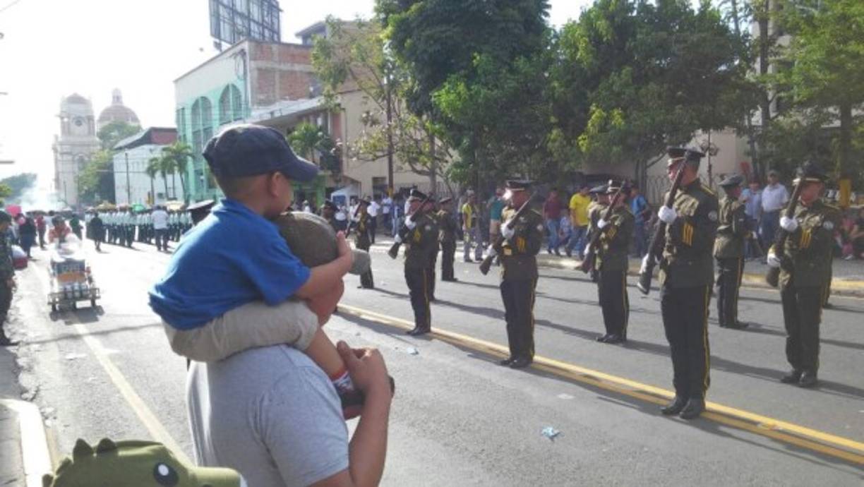 Este padre se subió a hombros a su pequeño para que pudiera disfrutar al máximo de los desfiles en San Pedro Sula.