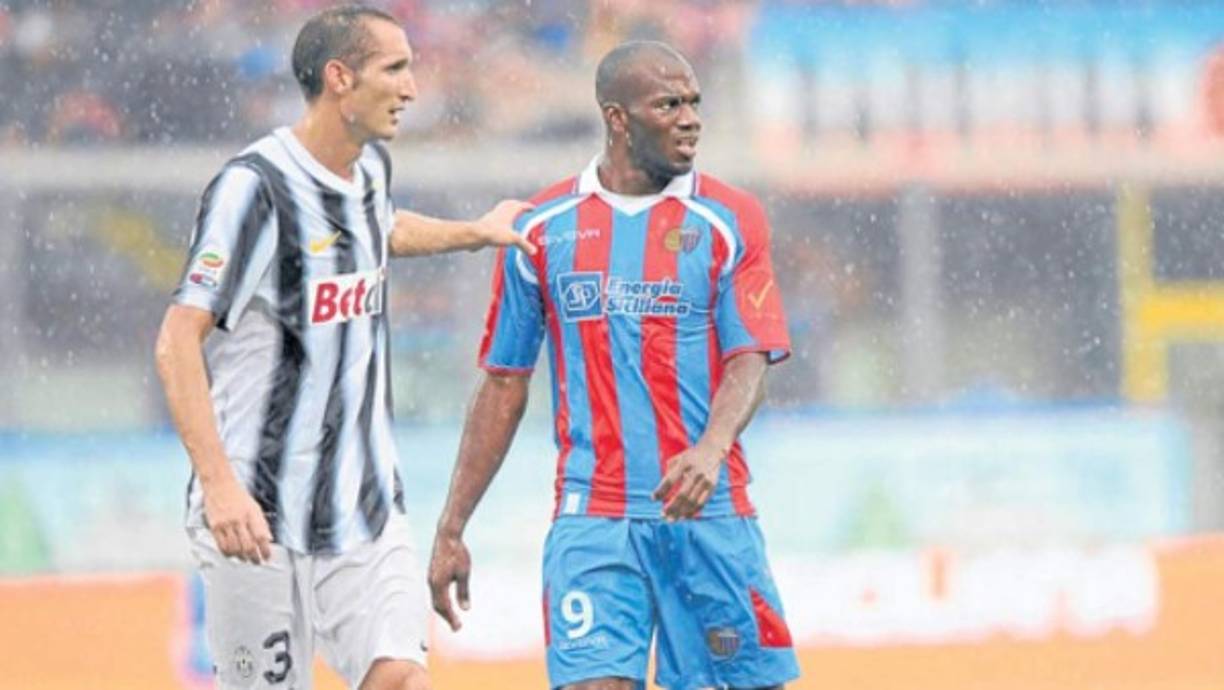 El Catania fue el último club en donde jugó David Suazo de manera profesional. Lamentablemente por las lesiones no pudo destacar como deseaba.