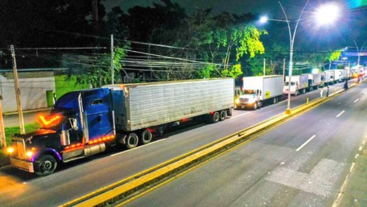 Luego porque iglesias, organizaciones sociales y personas particulares que transportaban ayudas fueron retenidos por militares que los obligaban a entregar los cargamentos a fin de que la distribuyeran los entes gubernamentales.