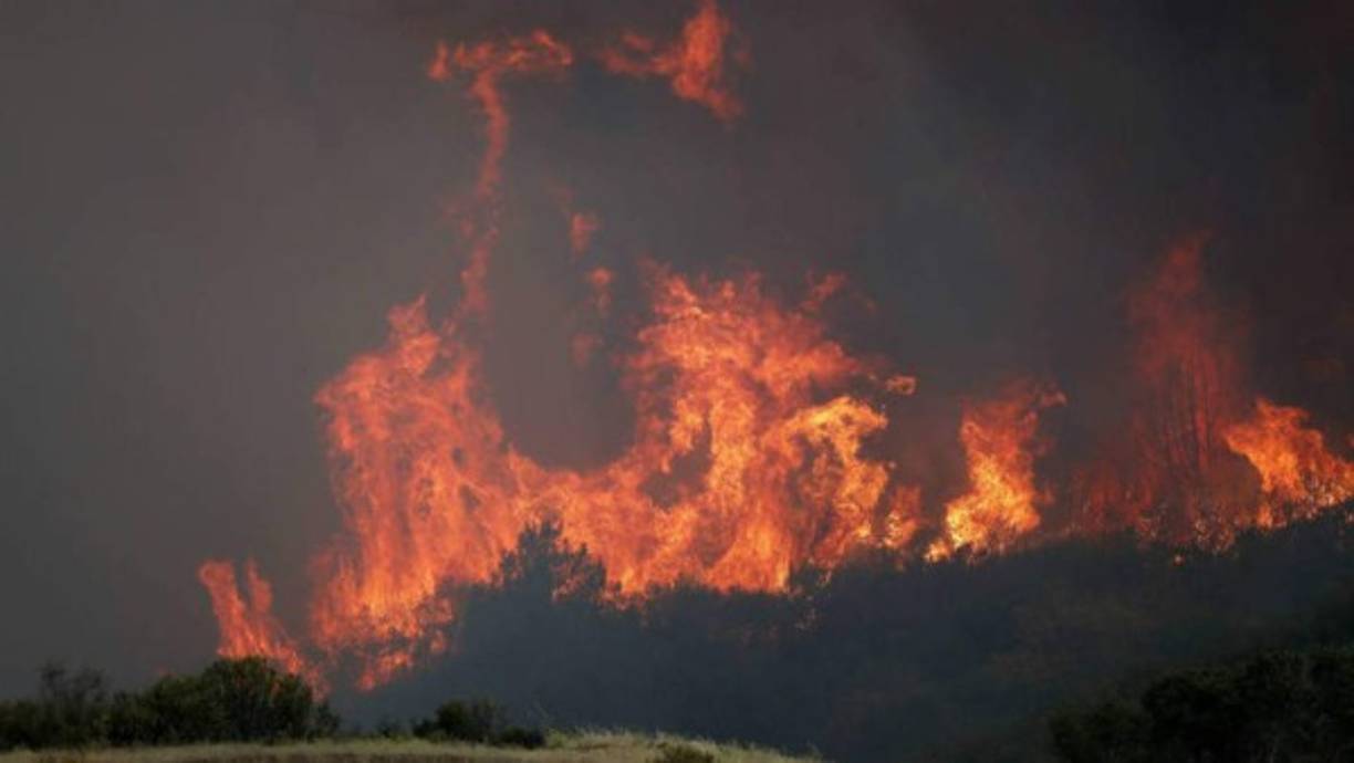 El fuego, que ha sido bautizado como 'Dixie' por las autoridades, se declaró el pasado 14 de julio y los más de 5.500 efectivos que trabajan en él solo lo han podido contener en un 32 %, informó el Departamento Forestal y de Protección contra Incendios de California (Cal Fire).