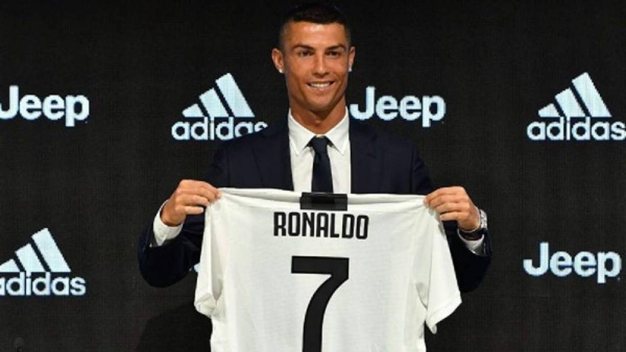 Aunque no ocupe el primer puesto en cuanto a importe de transferencia, sí lo hace en cuanto al ruido mediático generado. El eco del traspaso de Cristiano Ronaldo a la Juventus aún resuena y las consecuencias aún se hacen esperar. Después de que el portugués soltara la bomba de forma inesperada tras la 'Decimotercera' en Kiev, una vez acabado el Mundial, transmitió a Florentino Pérez su deseo irreversible de abandonar el Madrid. Un deseo que fue concedido con la condición sine qua non de que fuera el propio portugués el que dejara claro que fue por su propia voluntad. Una vez finalizado el Mundial, se cerró una operación centelleante consumada con la marcha Cristiano el 10 de julio tras 9 años y 451 goles con la elástica blanca. Esta temporada volvió a retar a sus 33 años anotando 44 goles en los mismos partidos.